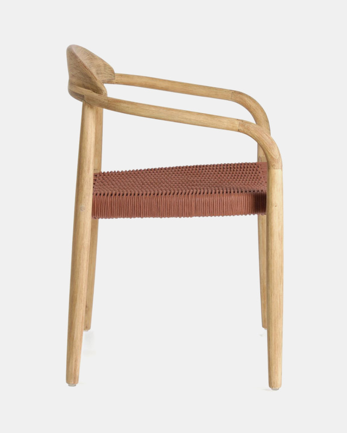 Sillas con estructura de madera de eucalipto y asiento de cuerda color rojo de 77x50cm