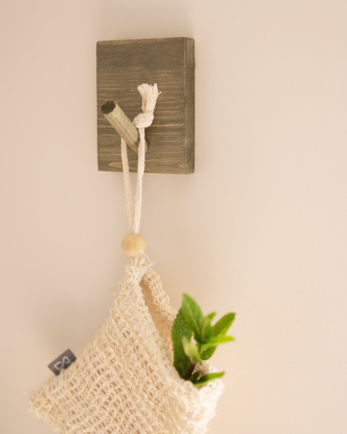 Colgador de pared de madera maciza en tono verde de 8x6cm
