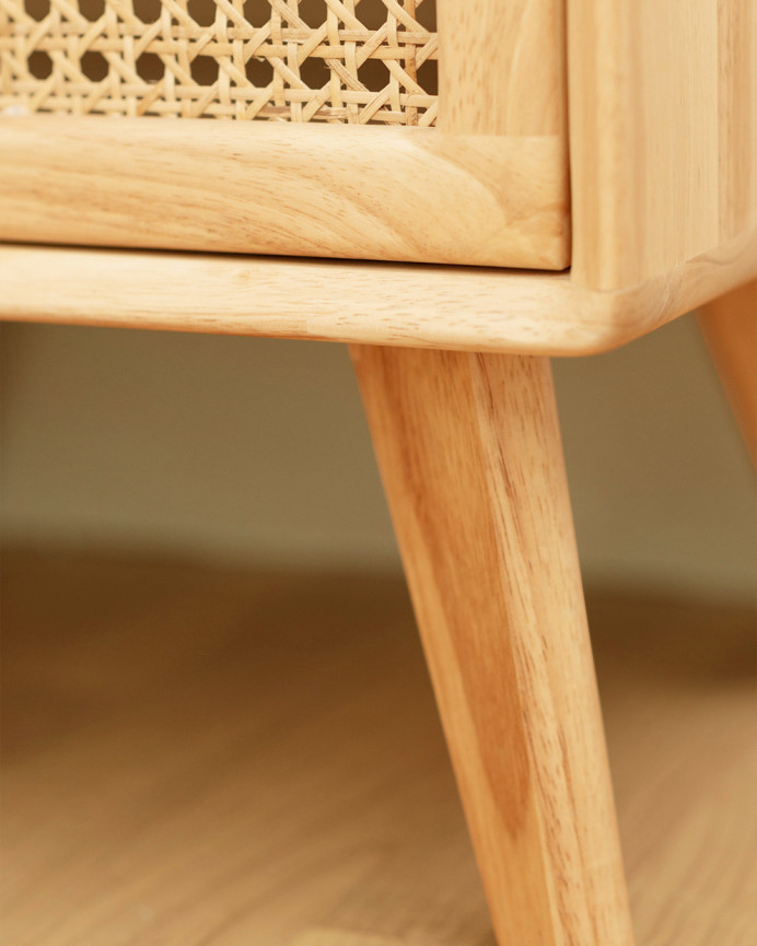Mesita de madera de caucho con dos cajones y frontal de rejilla cannage de 54x40cm