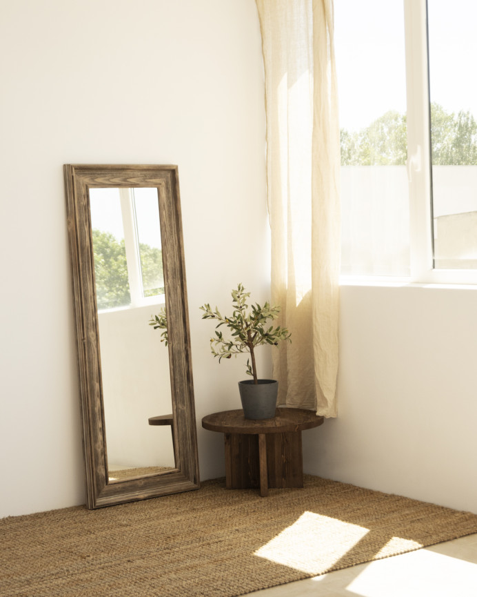 Espejo de madera maciza en forma rectangular acabado en nogal en varias medias