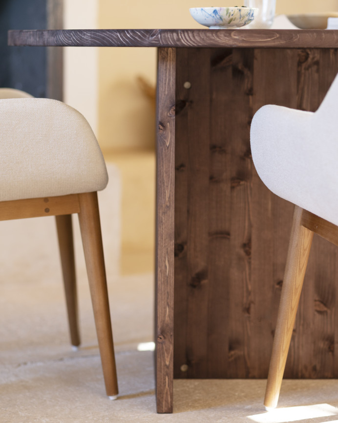 Mesa de comedor de madera maciza en tono nogal de 143cm