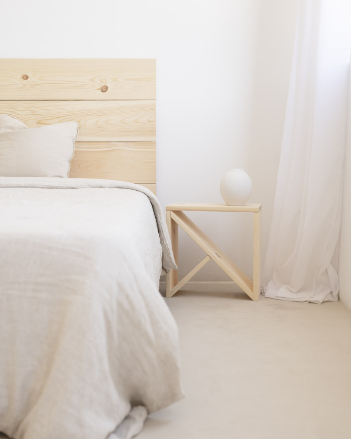 Mesita de noche o auxiliar de madera maciza en tono natural de varias medidas