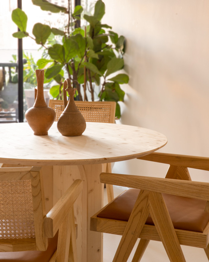 Mesa de comedor redonda de madera maciza en tono natural de 110cm