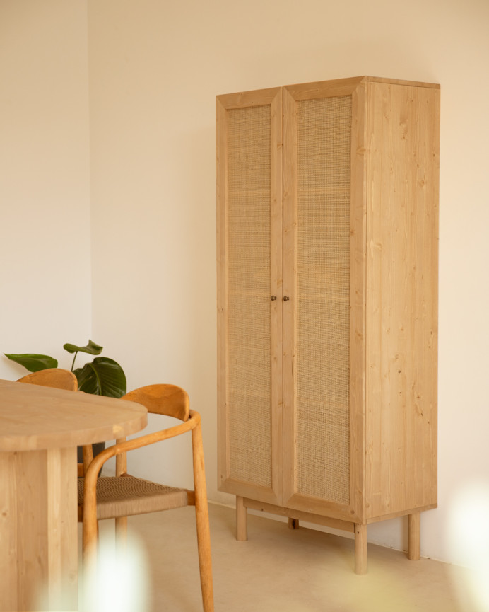 Armario de madera maciza y rafia en tono roble medio 180x80cm