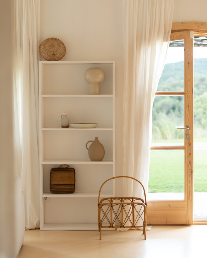 Estantería de madera maciza tono blanco con 4 estantes