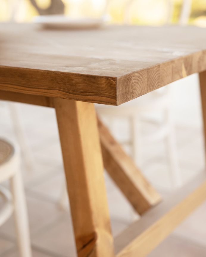 Mesa de comedor de madera maciza en tono roble oscuro de varias medidas