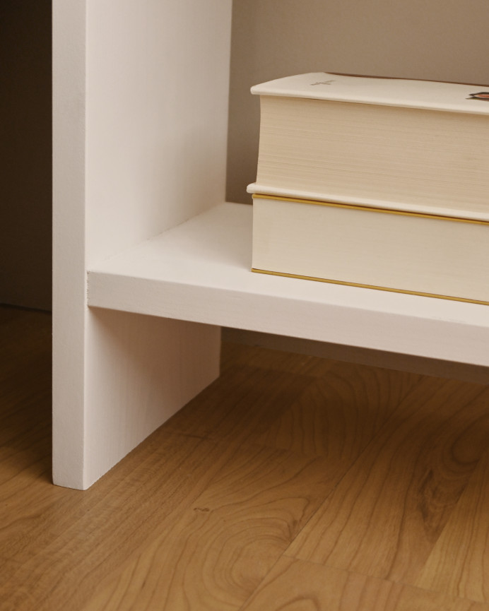 Mesita de noche de madera maciza en tono blanco de 40x20cm