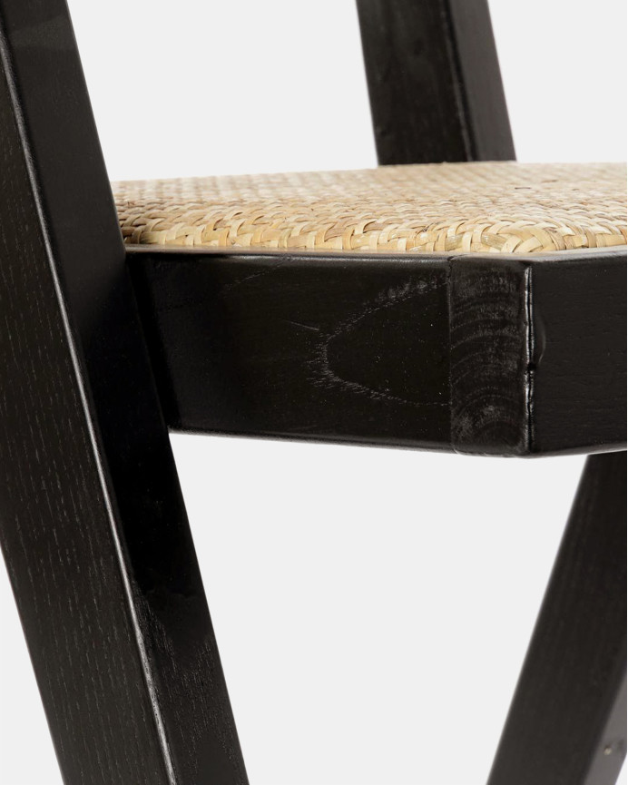 Sillón de madera de olmo con asiento y respaldo de cannage tono negro de 86x57cm