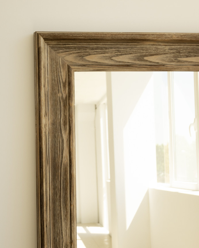 Espejo de madera maciza en forma rectangular acabado en nogal en varias medias