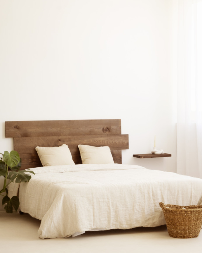 Mesita de noche de madera maciza flotante en tono nogal de 45cm