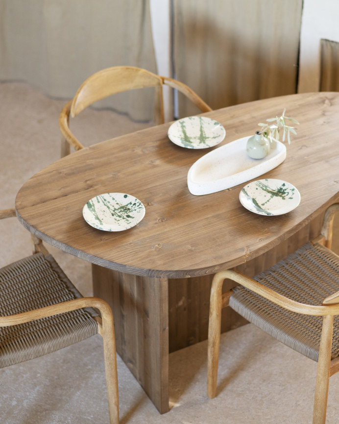 Mesa de comedor de madera maciza en tono roble oscuro de 143cm