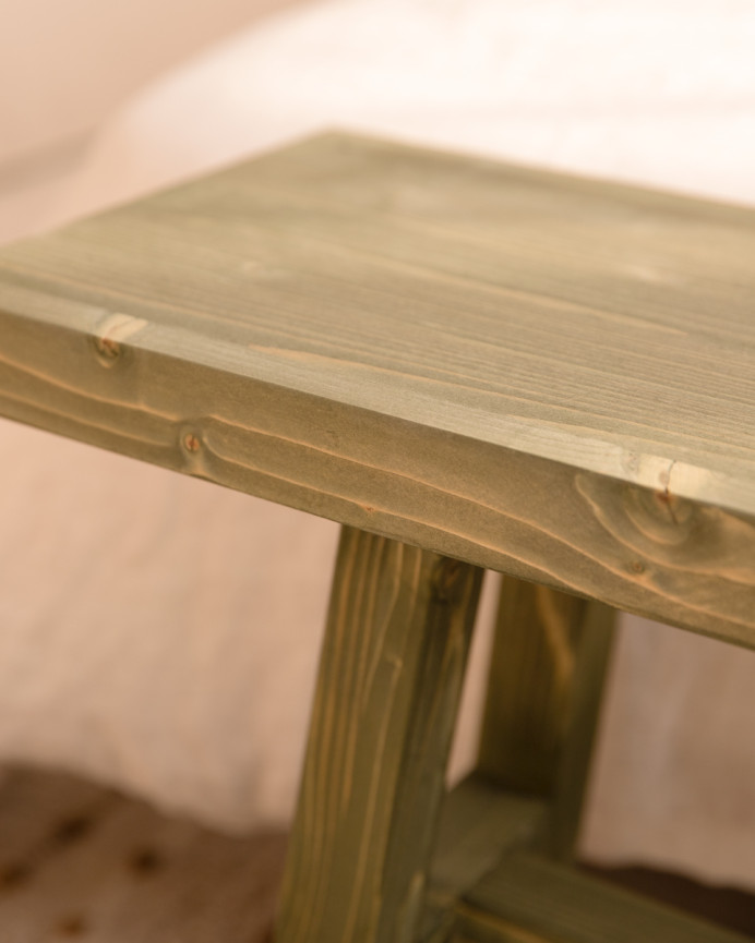 Banqueta de madera maciza en tono verde de 100x50cm