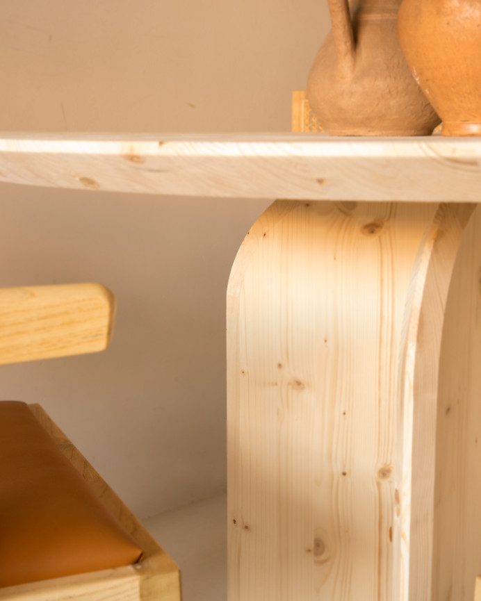 Mesa de comedor redonda de madera maciza en tono natural de 110cm
