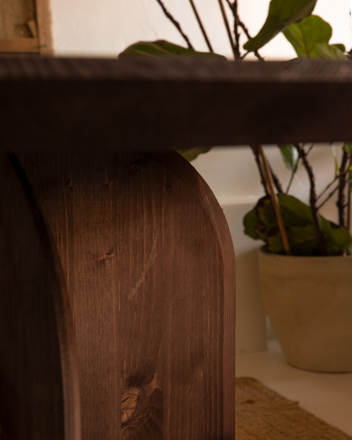 Mesa de comedor redonda de madera maciza en tono nogal de 110cm