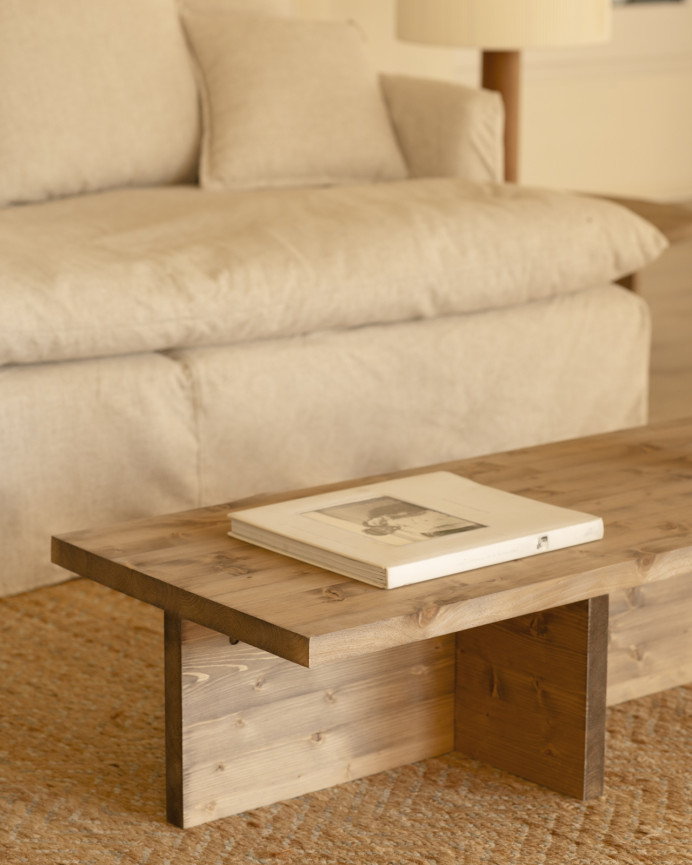Mesa de centro de madera maciza en tono roble oscuro de 124x27cm