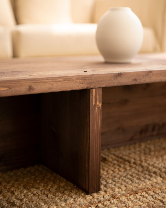 Mesa de centro de madera maciza en tono nogal de 124x27cm