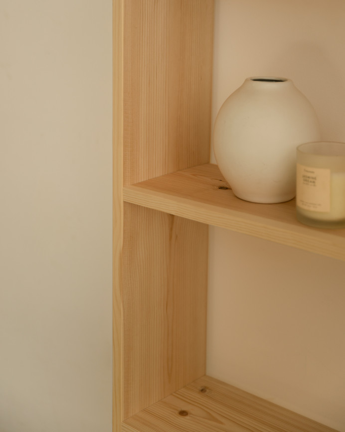 Estantería de madera maciza tono natural con 2 estantes