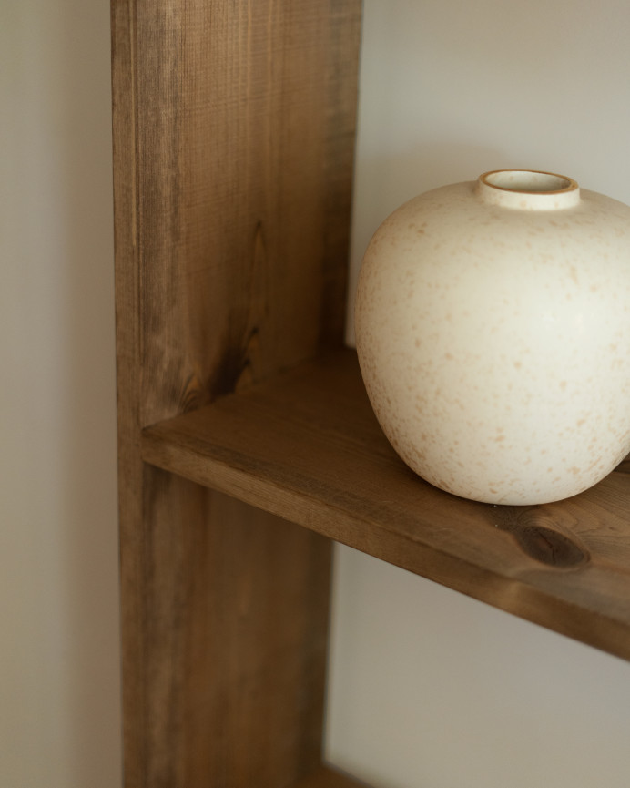 Estantería de madera maciza tono roble oscuro con 2 estantes