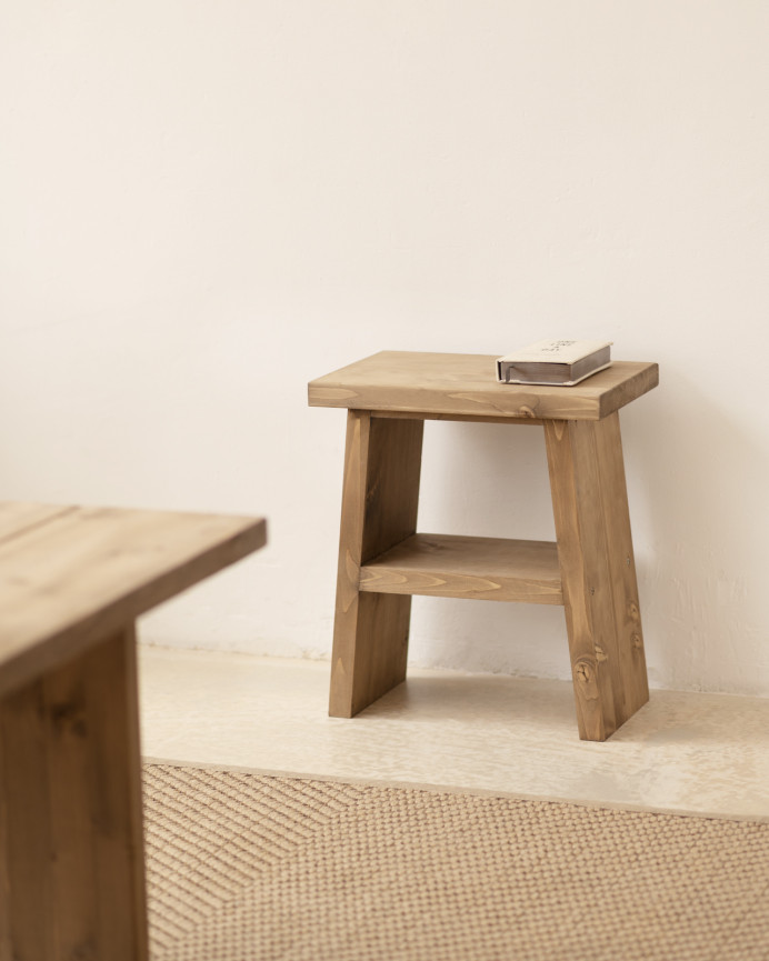 Mesita de noche o auxiliar madera maciza en tono roble oscuro de 45x39cm