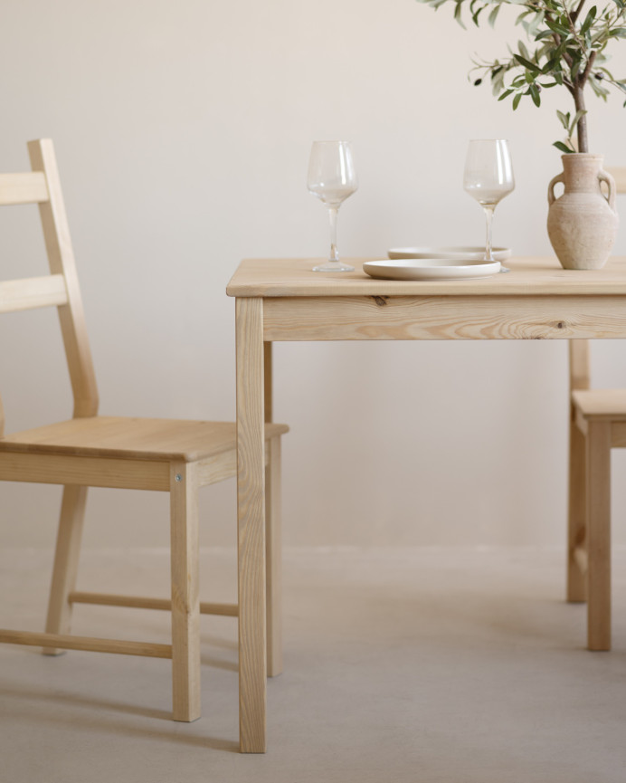 Pack mesa de comedor y 4 sillas de madera maciza en tono roble medio de 120cm