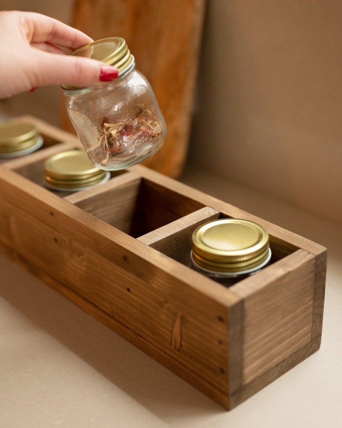 Organizador con cuatro departamentos de madera maciza tono roble oscuro de 10x40cm