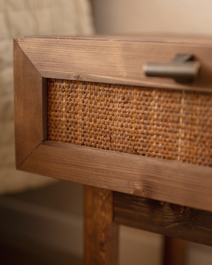 Mesita de noche de madera maciza y cannage con un cajón en tono nogal de 40x45cm