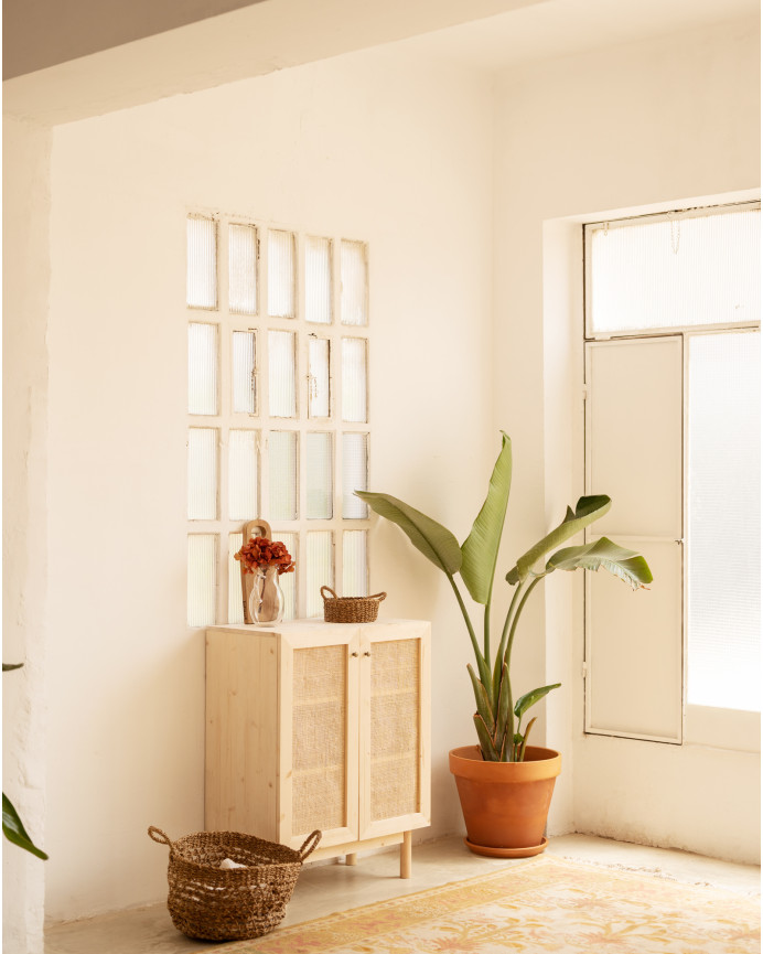 Aparador elaborado con madera de abeto y tejido de médula de ratán de 100x80