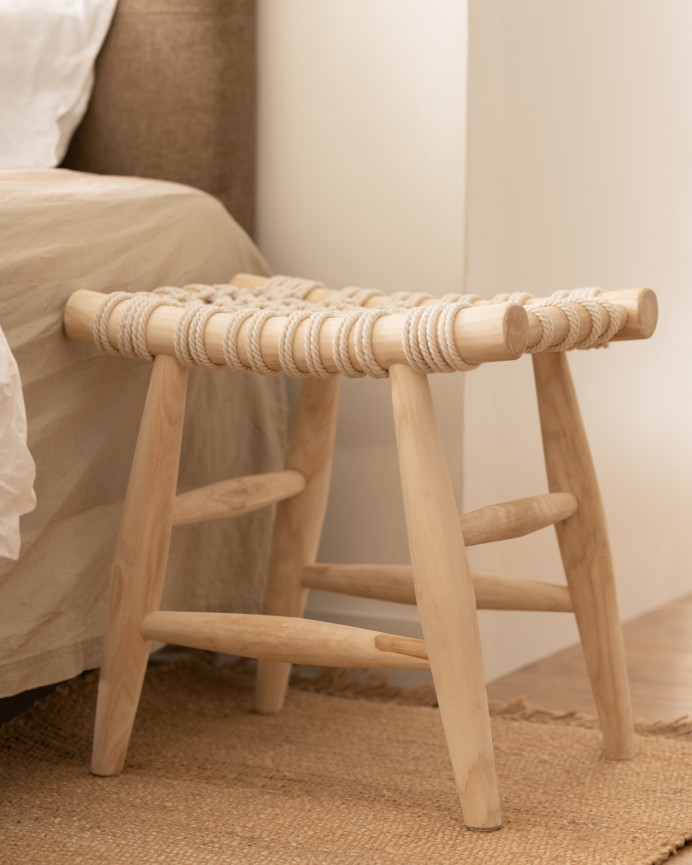 Mesita/tabuerte elaborado con estructura de madera de teca y sillón hecho con tapiz de cuerda natural de 45x45cm