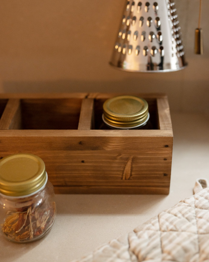 Organizador con cuatro departamentos de madera maciza tono roble oscuro de 10x40cm