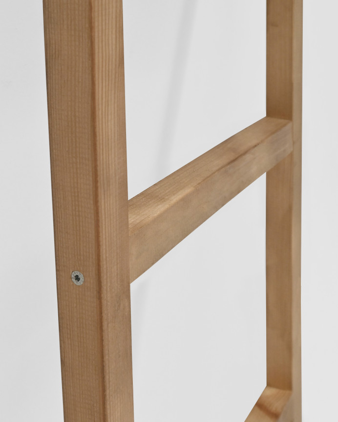 Escalera de madera maciza tono roble oscuro de 150x41cm