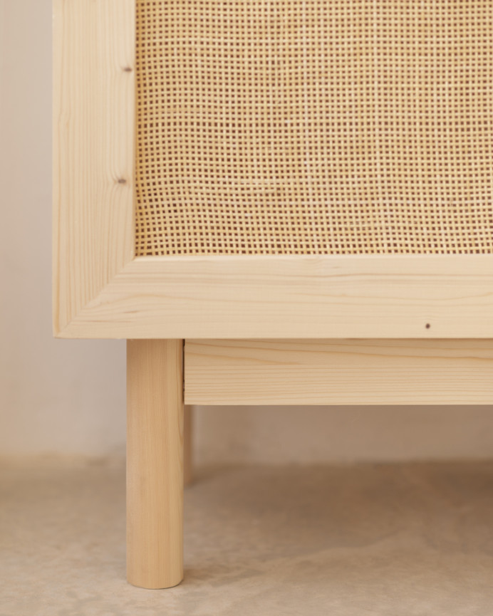 Armario elaborado con madera de abeto y tejido de médula de ratán de 180x80cm