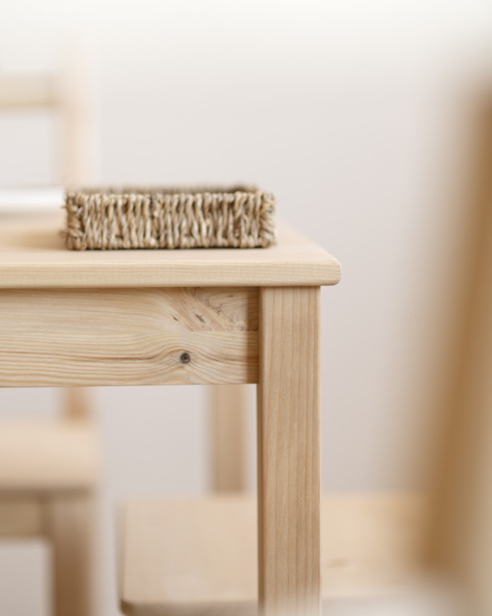 Pack mesa de comedor y 4 sillas de madera maciza en tono roble medio de 120cm
