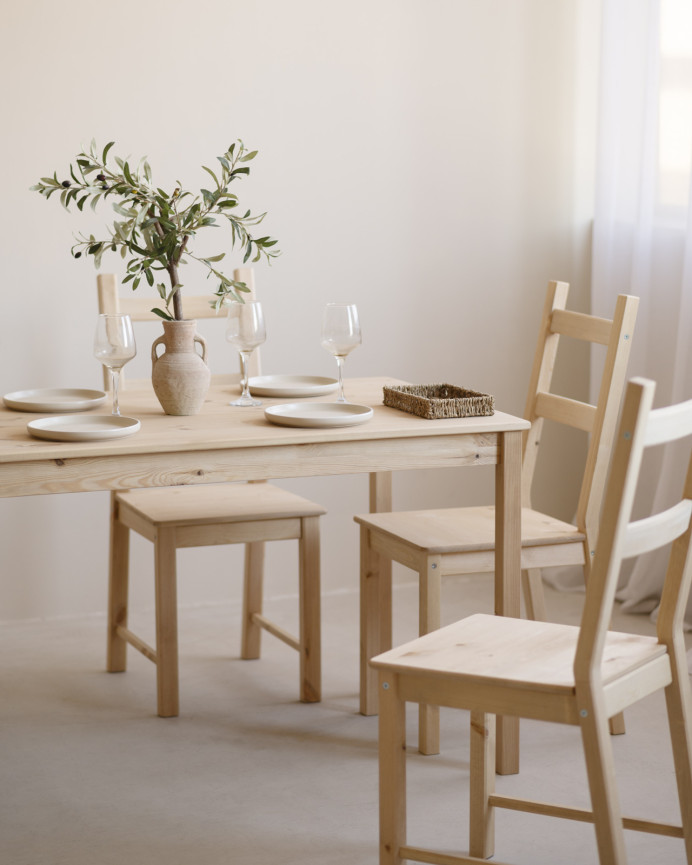 Pack mesa de comedor y 4 sillas de madera maciza en tono roble medio de 120cm
