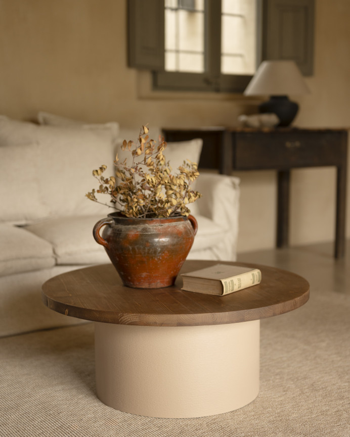 Mesa de centro redonda de madera maciza tono roble oscuro y pata de microcemento tono tierra de 80x33cm