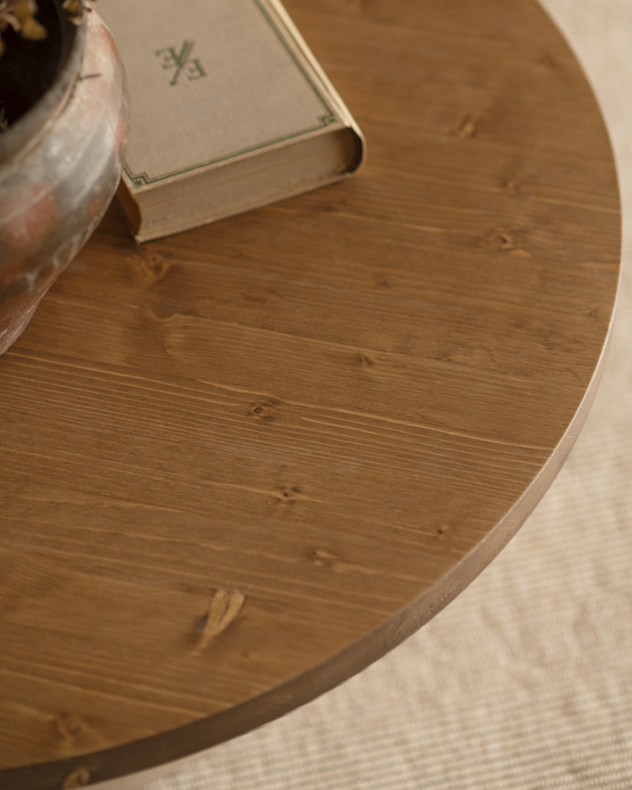 Mesa de centro redonda de madera maciza tono roble oscuro y pata de microcemento tono tierra de 80x33cm