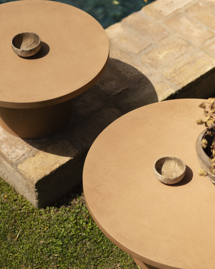 Mesa de centro redonda de microcemento en tono terracota de 80x33cm