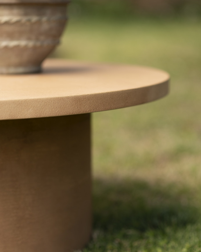 Mesa de centro redonda de microcemento en tono terracota de 80x33cm