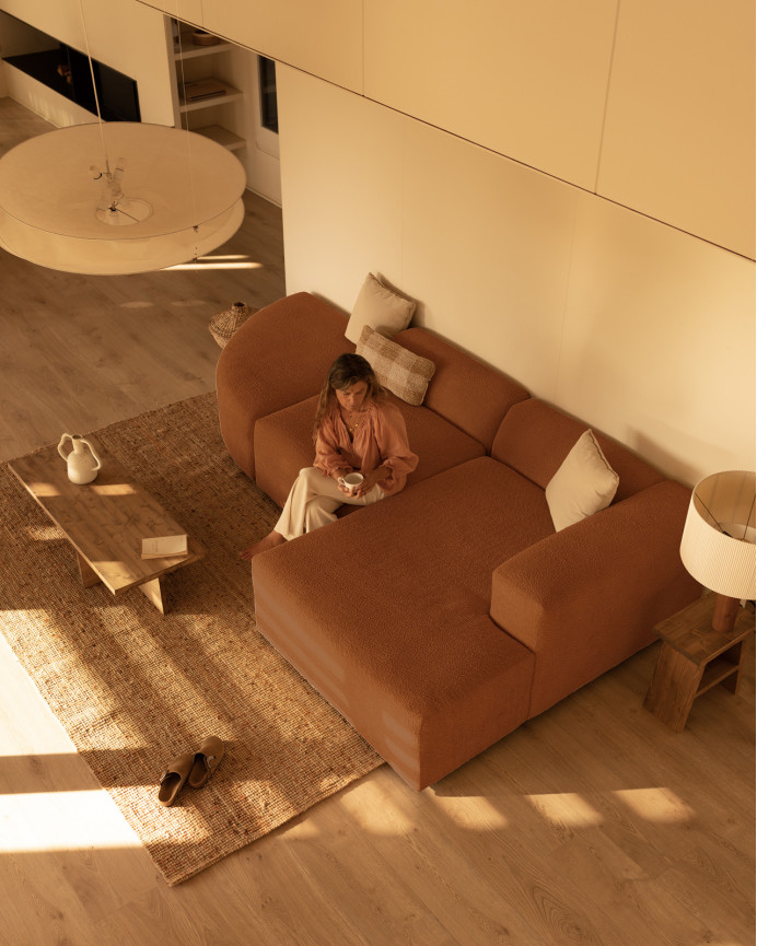 Sofá de 3 módulos curvo con chaise longue de bouclé color cobre 320x172cm