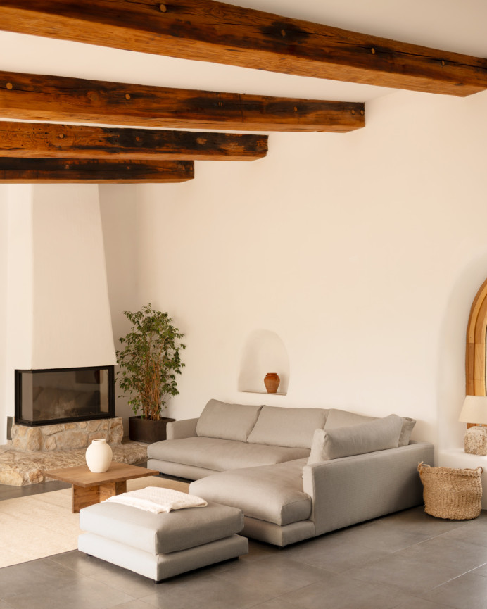Sofá con chaise longue tono gris claro de diferentes medidas