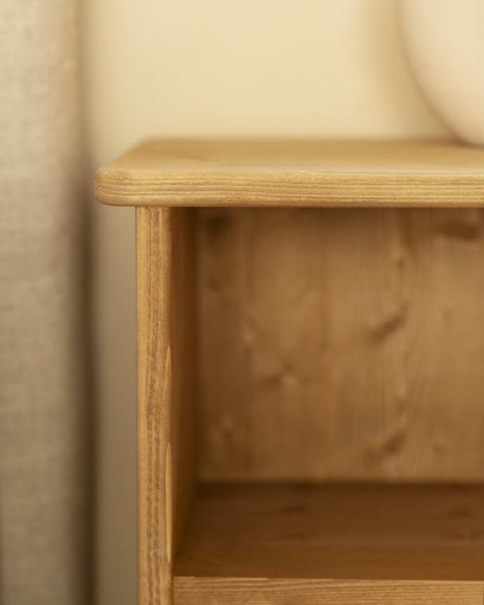 Mesita de noche de madera maciza en tono roble medio de 50x42cm