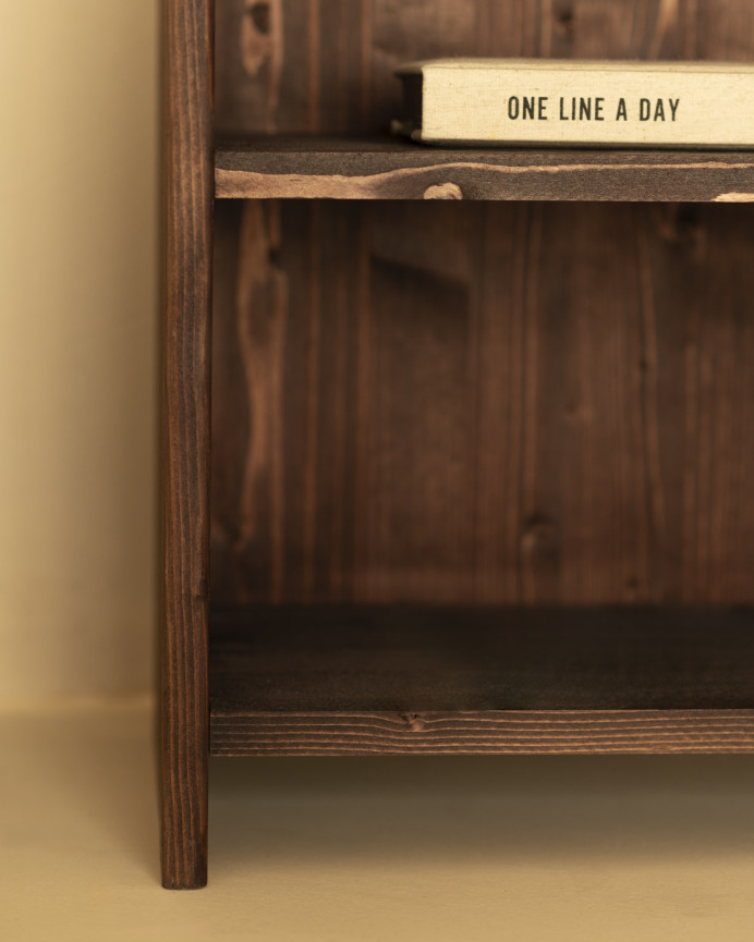 Mesita de noche de madera maciza en tono nogal de 50x42cm