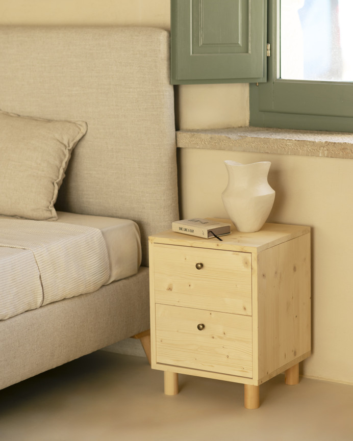 Mesita de noche de madera maciza con dos cajónes en tono natural de 51x38cm