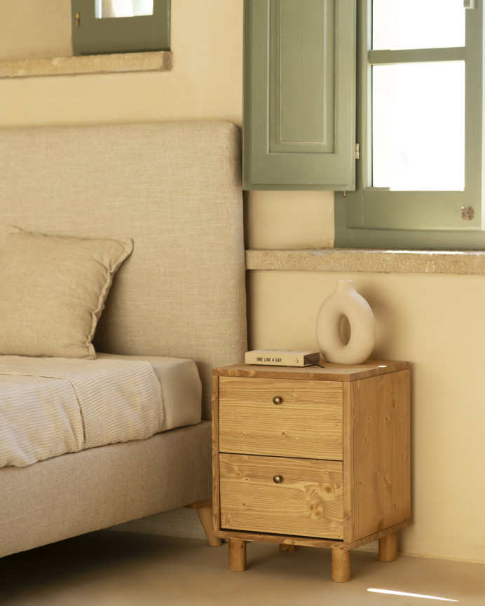 Mesita de noche de madera maciza con dos cajónes en tono roble medio de 51x38cm