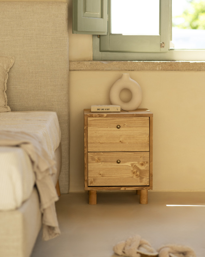 Mesita de noche de madera maciza con dos cajónes en tono roble medio de 51x38cm
