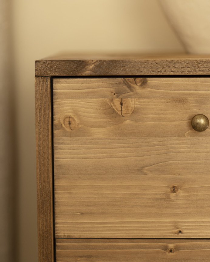 Mesita de noche de madera maciza con dos cajónes en tono roble oscuro de 51x38cm