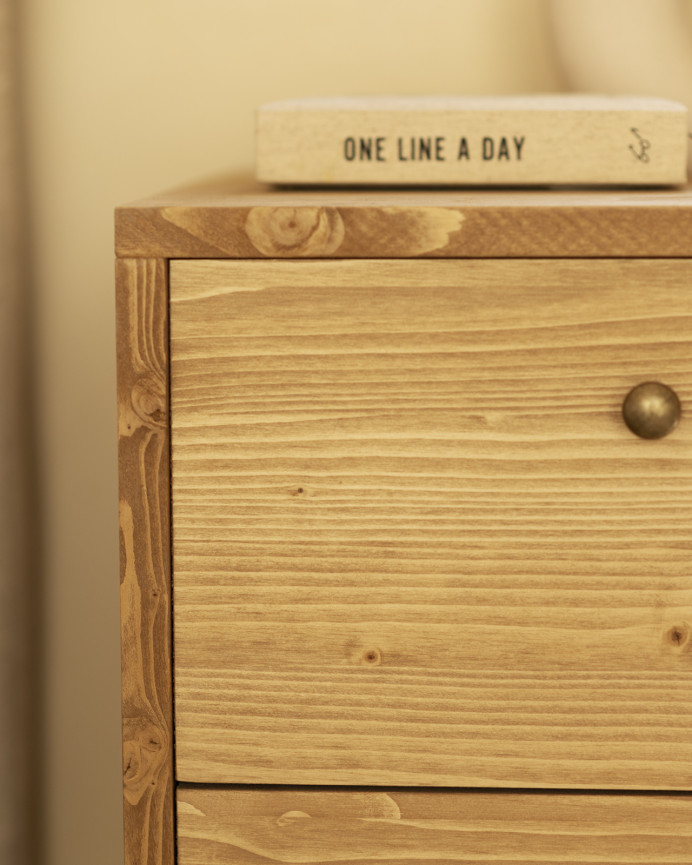 Mesita de noche de madera maciza con dos cajónes en tono roble medio de 51x38cm