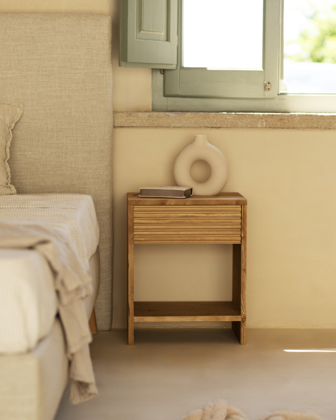 Mesita de noche de madera maciza con un cajón en tono roble medio de varias medidas