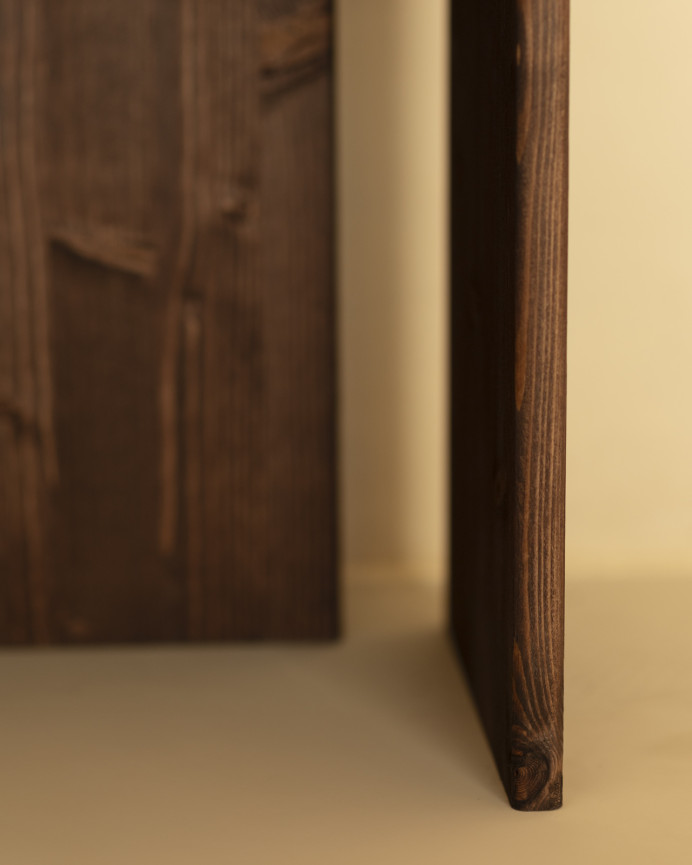 Mesita de noche de madera maciza en tono nogal de 50x42cm