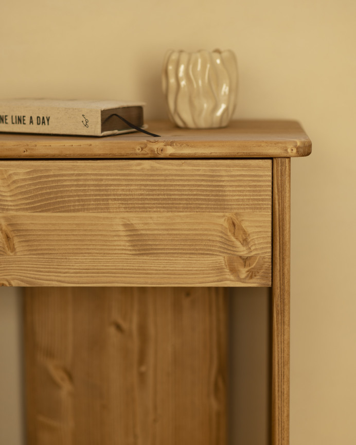 Mesita de noche de madera maciza en tono roble medio de 50x42cm