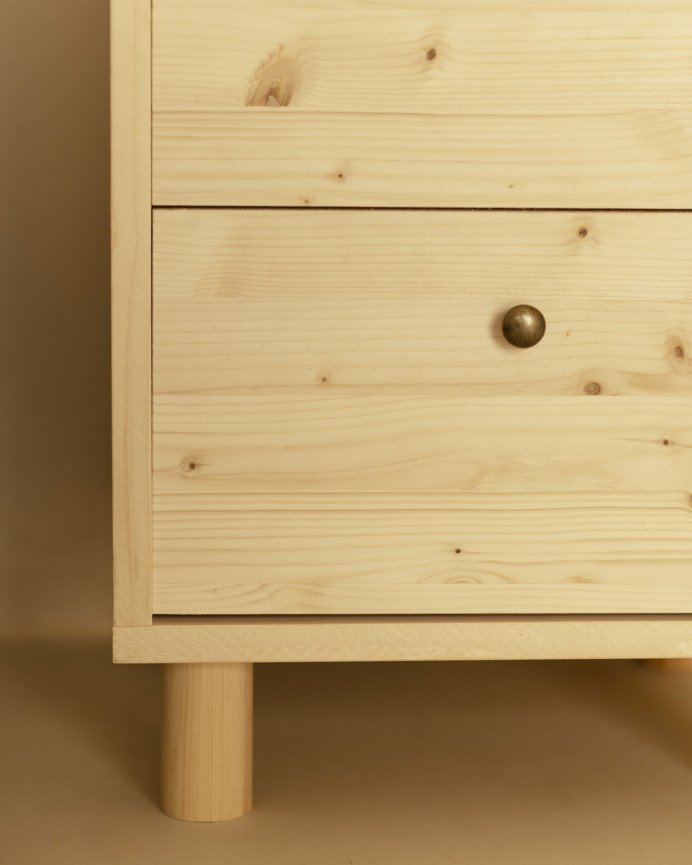 Mesita de noche de madera maciza con dos cajónes en tono natural de 51x38cm